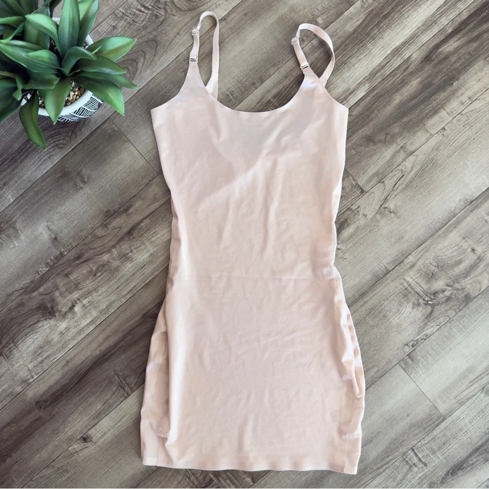 Red Hot by Spanx Lux & Lean Scalloped open-bust full slip nude size XL